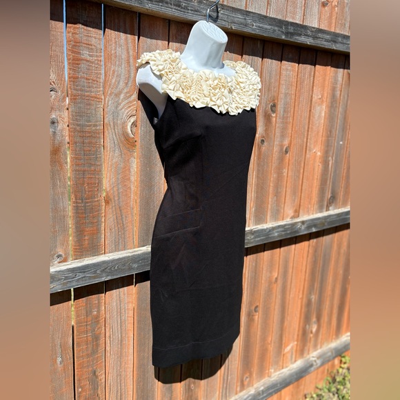 Taylor Black Ponte Sheath Dress With Ivory Rosette Neckline Size 4 - Picture 9 of 13